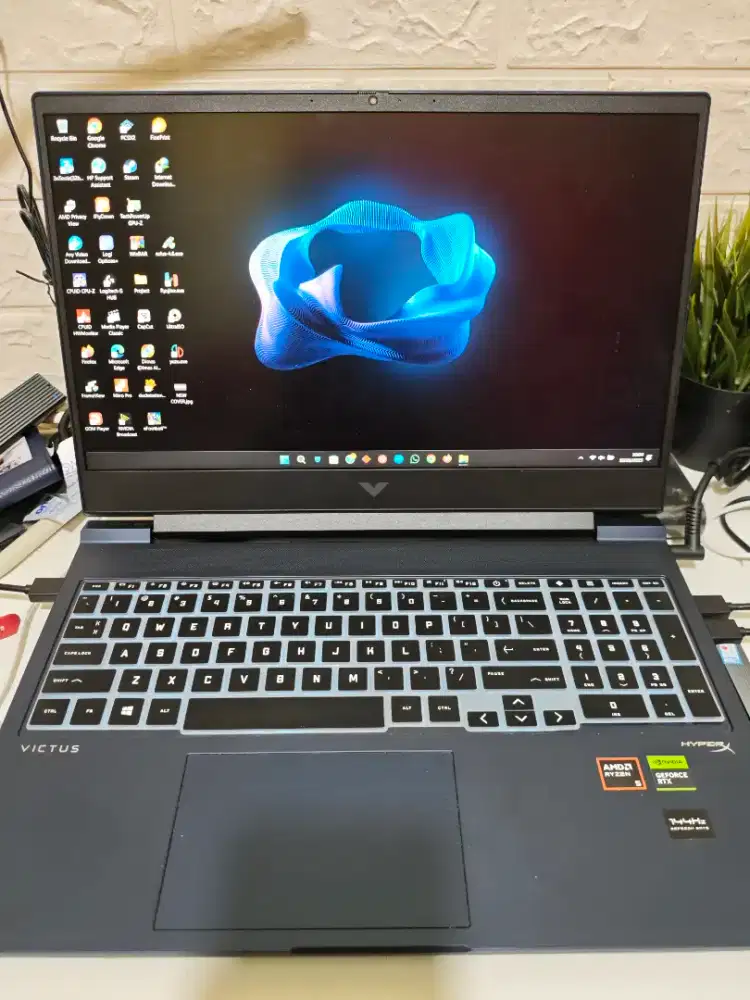 Laptop HP Victus 16 NVIDIA RTX 4060 8GB Ryzen 5 8645HS RAM 16GB SSD1TB