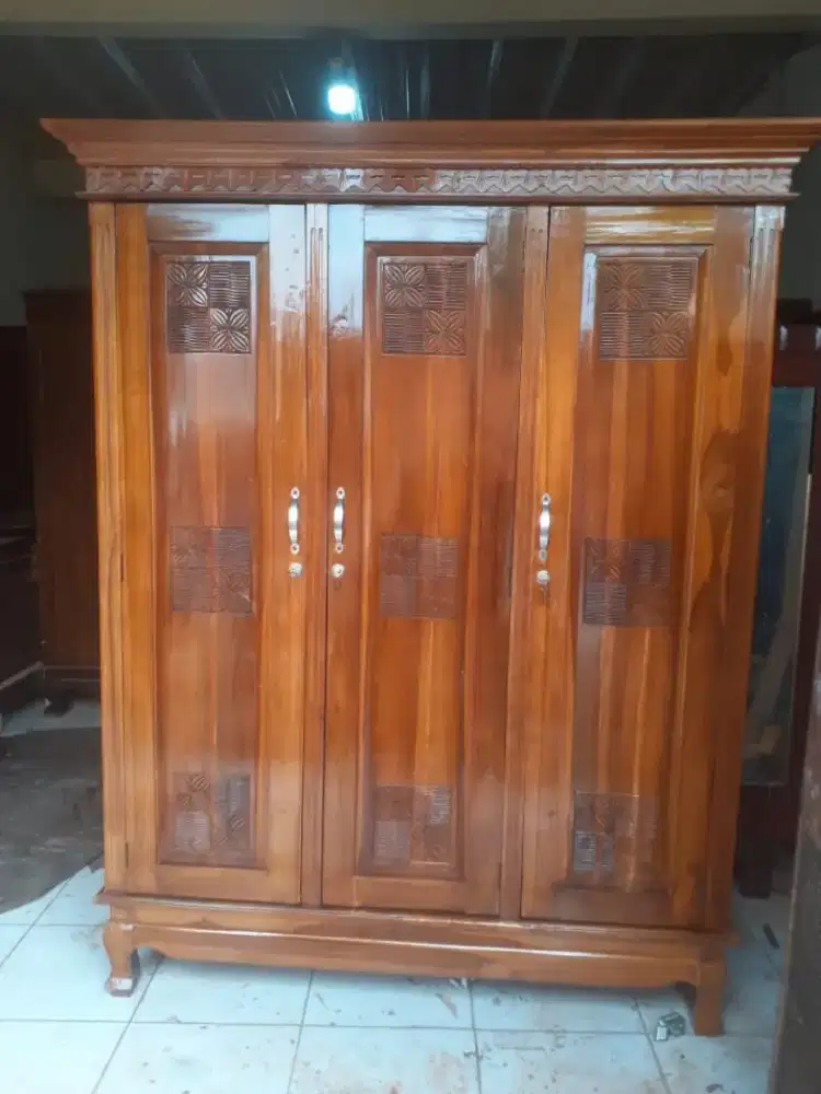 Lemari jati 3 pintu ada ukir bekas dah melamin like new