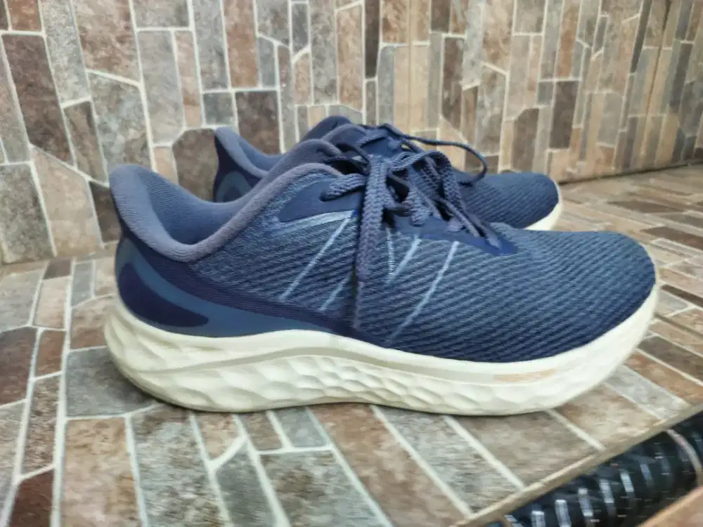 Sepatu NEW BALANCE asli Size 43 Biru Masih Bagus Fresh Foam
