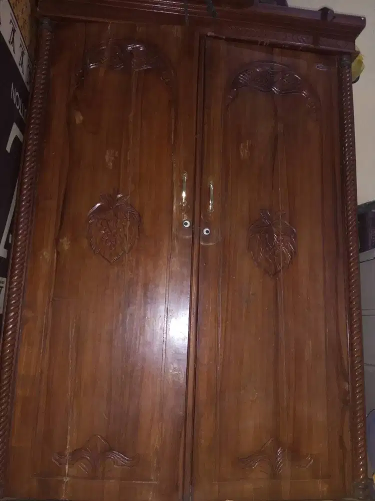 Lemari jati bekas pakai