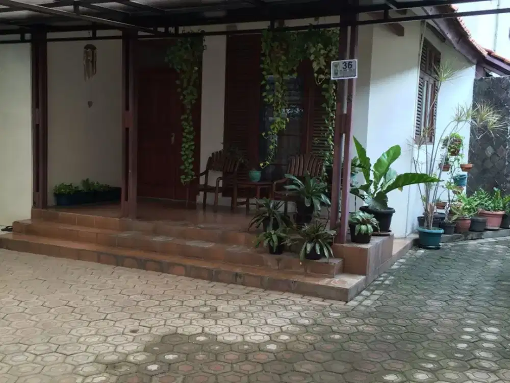 Rumah Taman belakang luas Komplek Curug Indah Pondok Gede, Bekasi