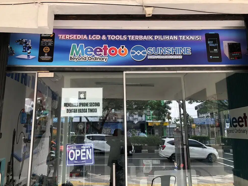 Karyawan toko service handphone
