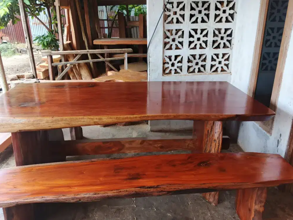 Meja makan antik teras