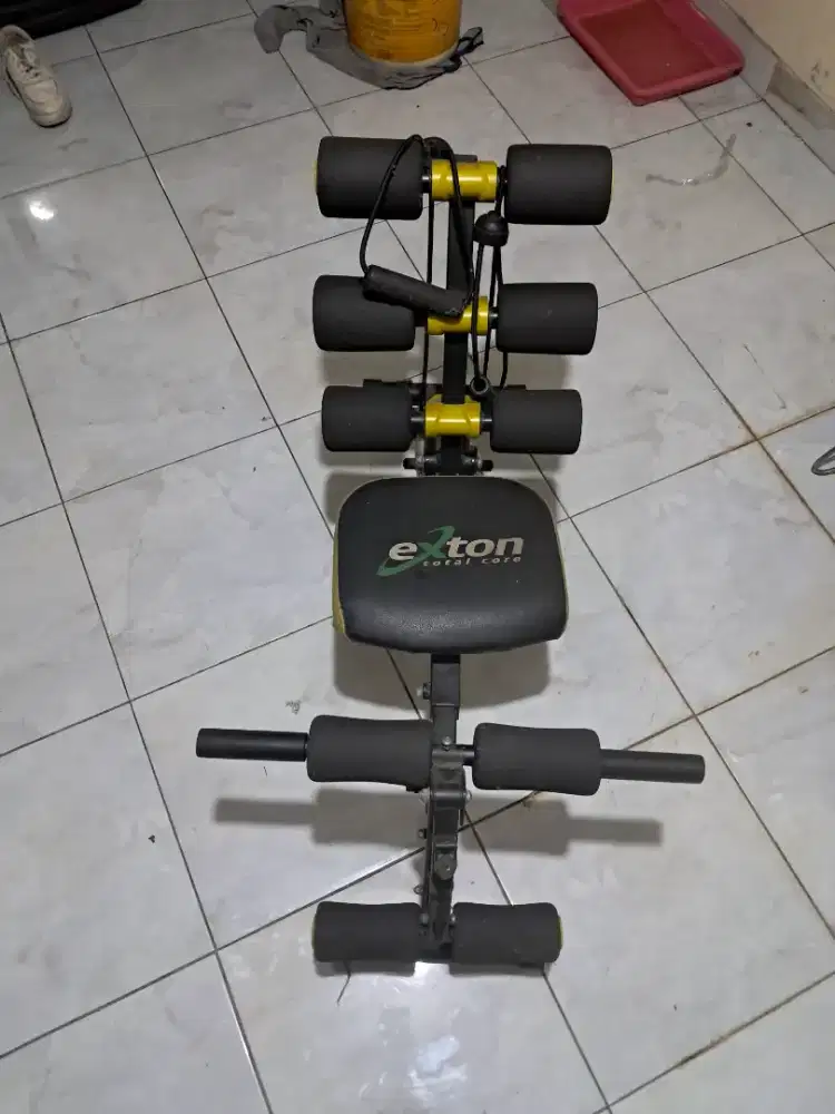 Alat fitnes sit up yang keadaannya baik dan masih bisa digunakan