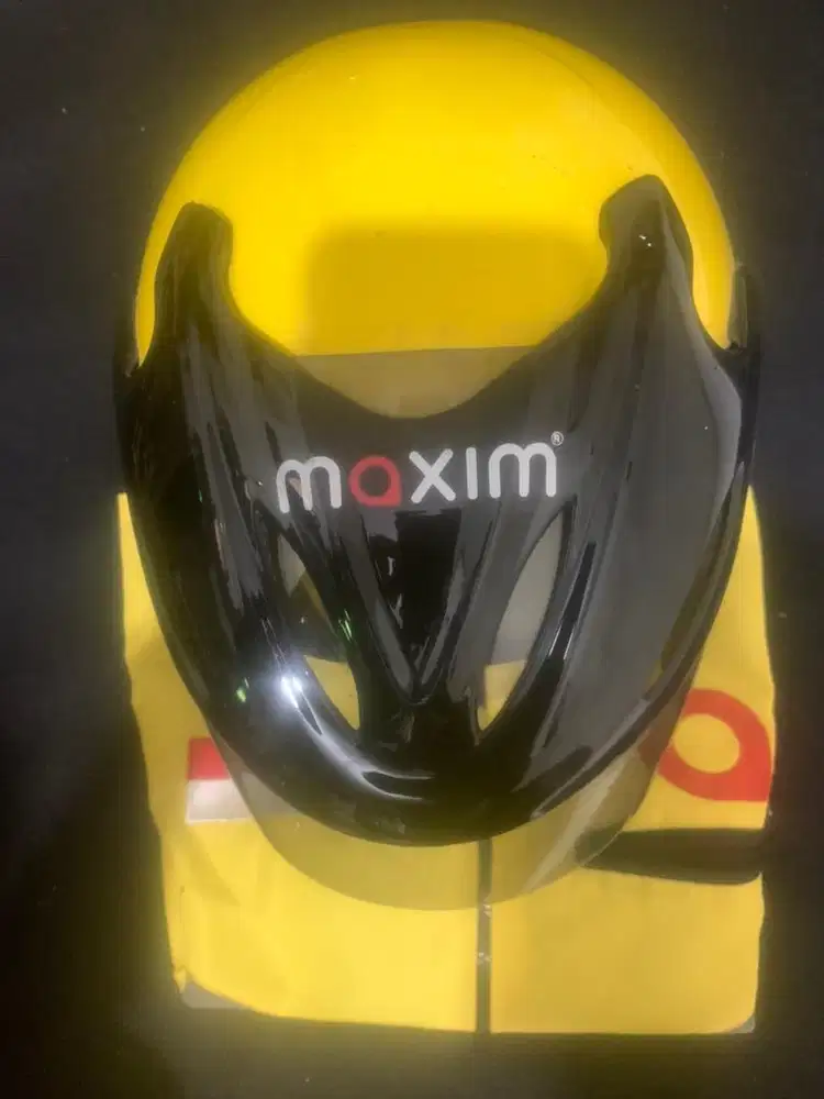 Helm dan jaket maxim