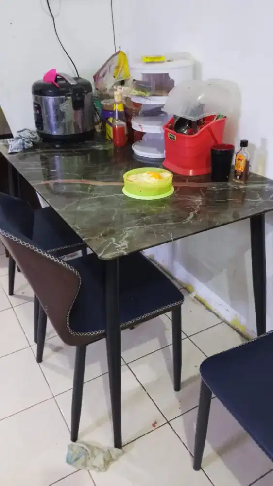 Dijual meja makan berbahan kaca bermotif keramik