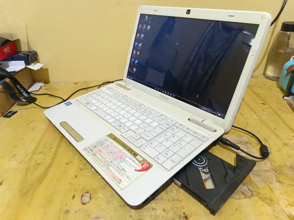 Laptop Toshiba Dynanook T451 Core i5 Gen 2 Ram 4Gb Hdd 320Gb Build Up
