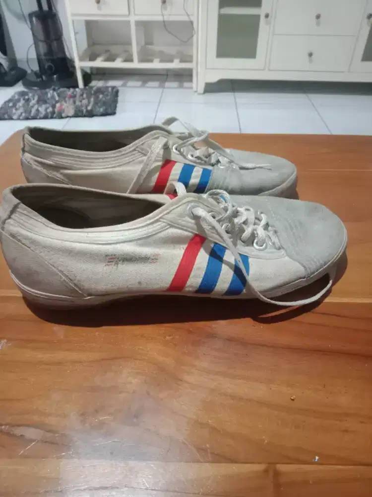 Sepatu badminton