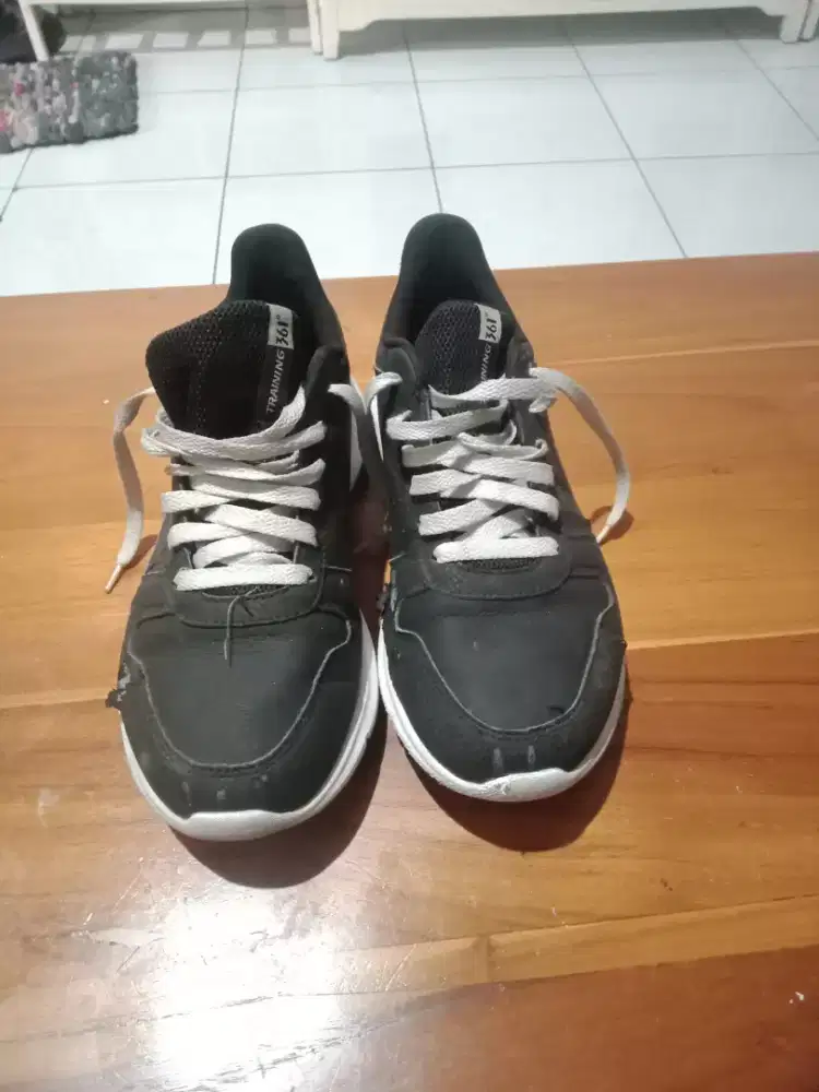 Sepatu joging bekas