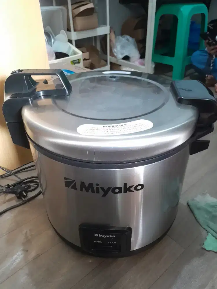 Dijual cepat rice cooker miyako 6 liter pemakaian 3 bulan