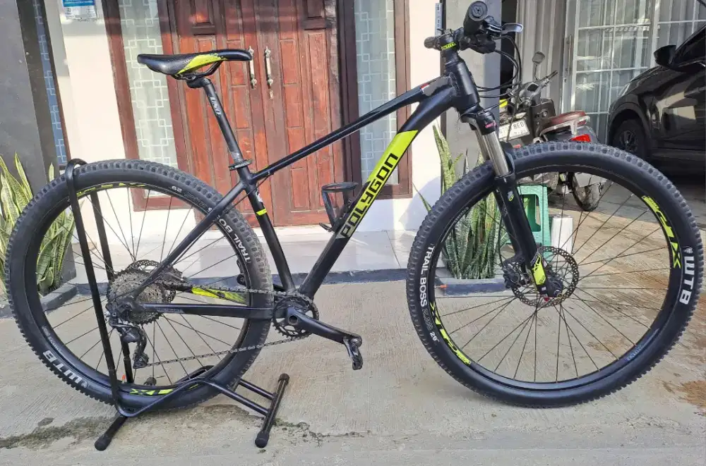 SEPEDA GUNUNG POLYGON XTRADA 7 BAN 29er