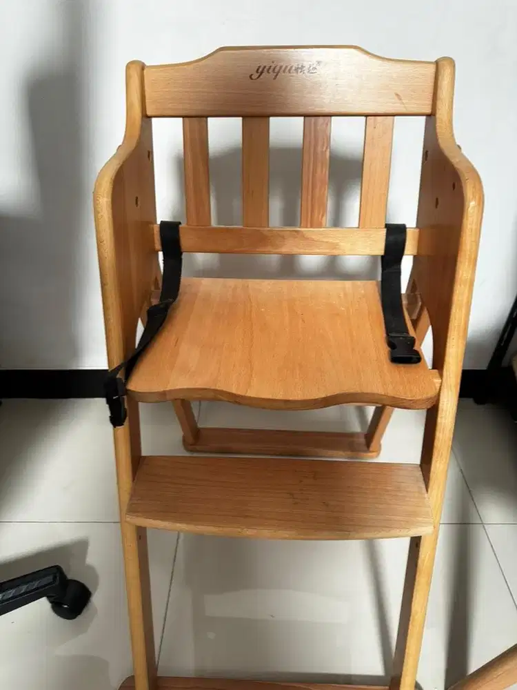 Tempat duduk untuk makan anak..