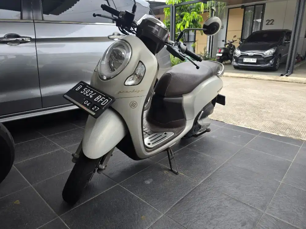 Scoopy Prestige Putih 2022