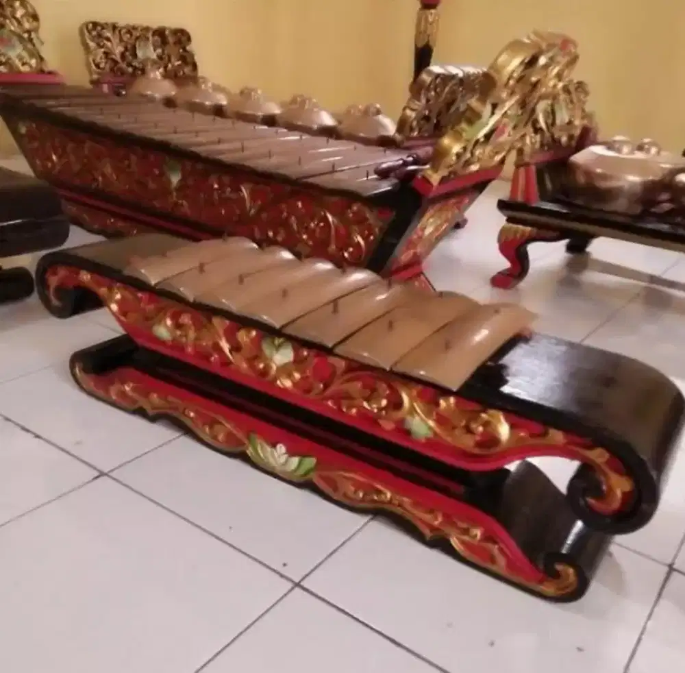 Dijual seperangkat gamelan salendro dari perunggu kayu jati