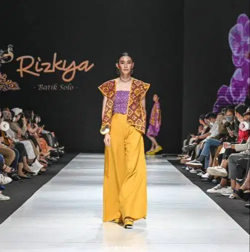 LOWONGAN PEKERJAAN Host Live RIZKYA BATIK