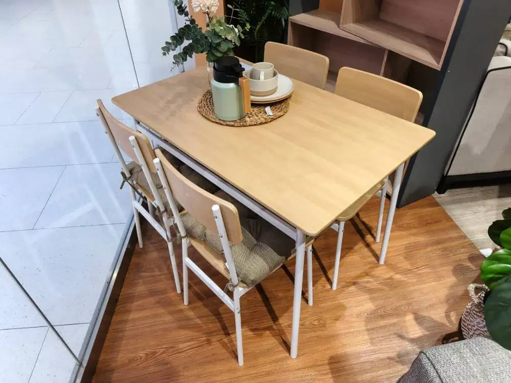 Heim Studio TOSHI Meja Makan dengan 4 Kursi Oak -Putih