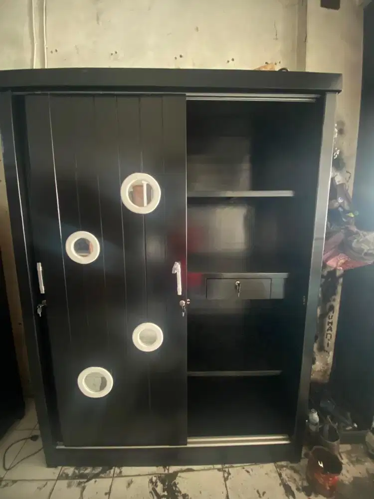 Lemari Pakaian Geser