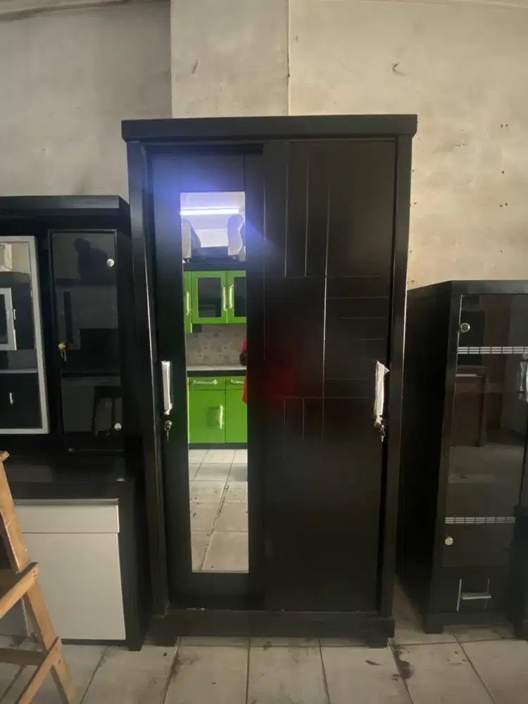 Lemari Pakaian Geser