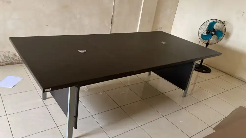 Meja rapat kaki besi