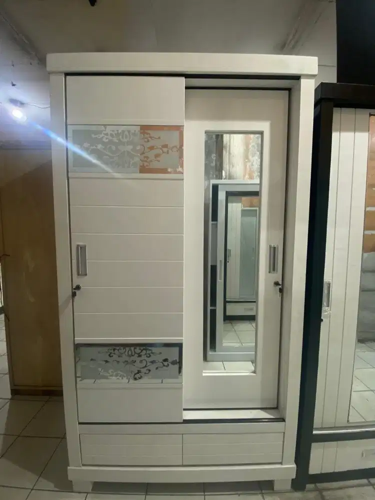 Lemari Pakaian Geser