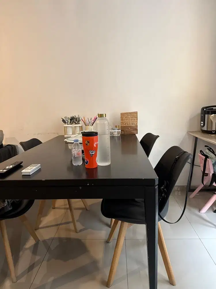 Meja makan kayu plus kursi.