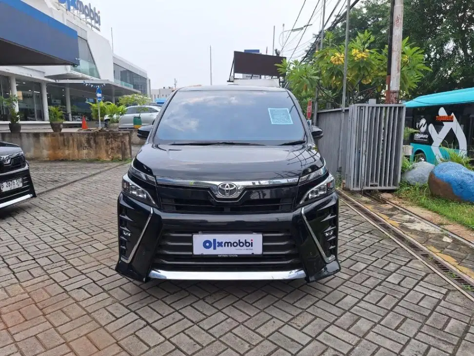 DP MURAH Toyota Voxy 2.0 Bensin-AT 2017 Hitam CSZOB