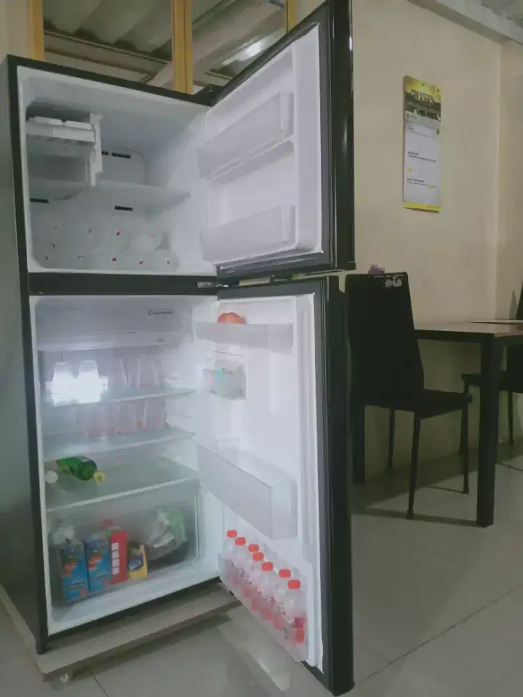 Kulkas merk Sharp 2 pintu, kondisi msh bagus, tidak pernah di service,