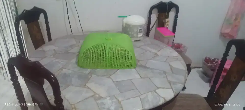 meja makan batu