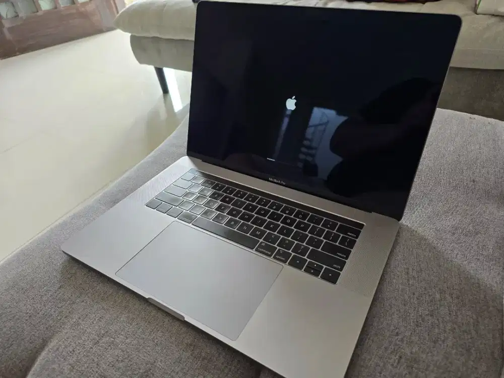 Macbook Pro 2019 retina like new intel i9 512GB SSD