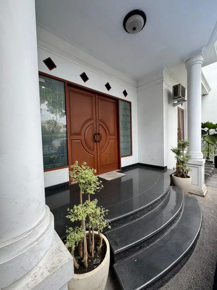 Jual Rumah Strategis Parkir Luas