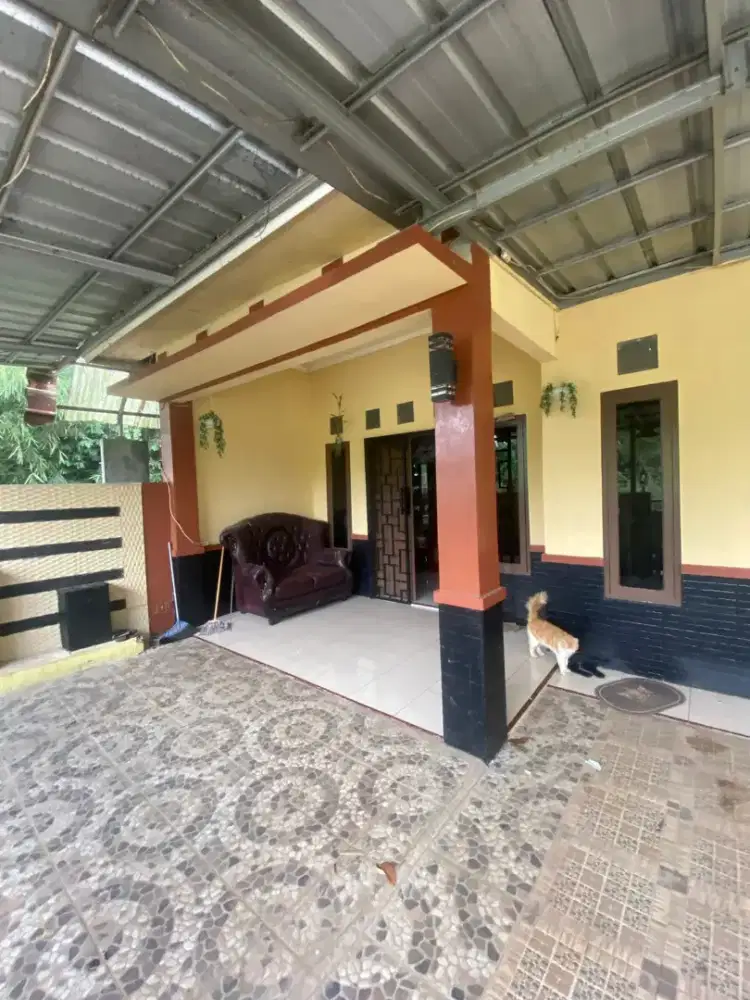 Rumah ini di jual murah sudah sama barang nya.