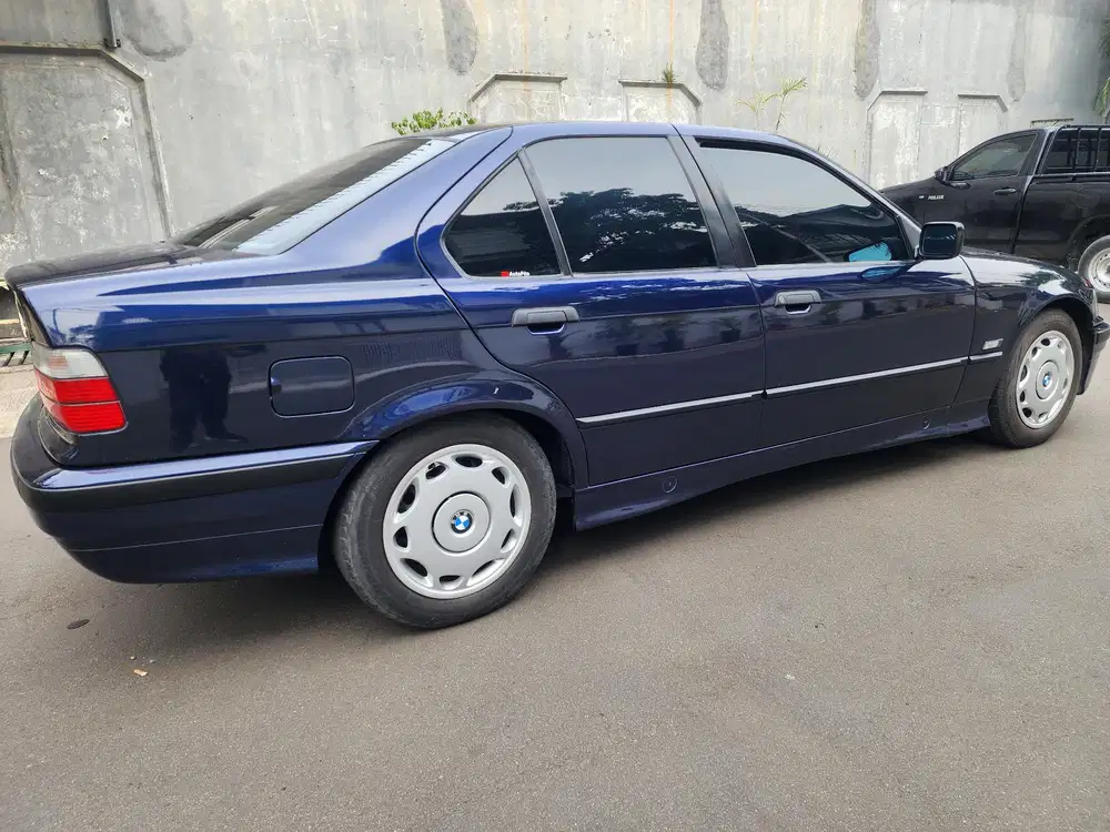 Dijual BMW 320i,tahun 1995,E36,M52,biru metalik,manual