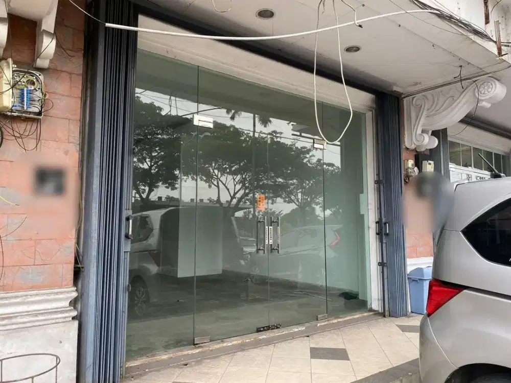 Dijual Ruko gandeng 2 * hadap jalan raya di Boulevard Gading Serpong Tangerang.
