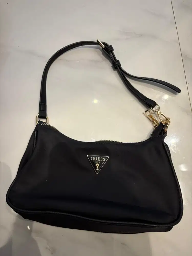 Guess shoulder bag black preloved authentic