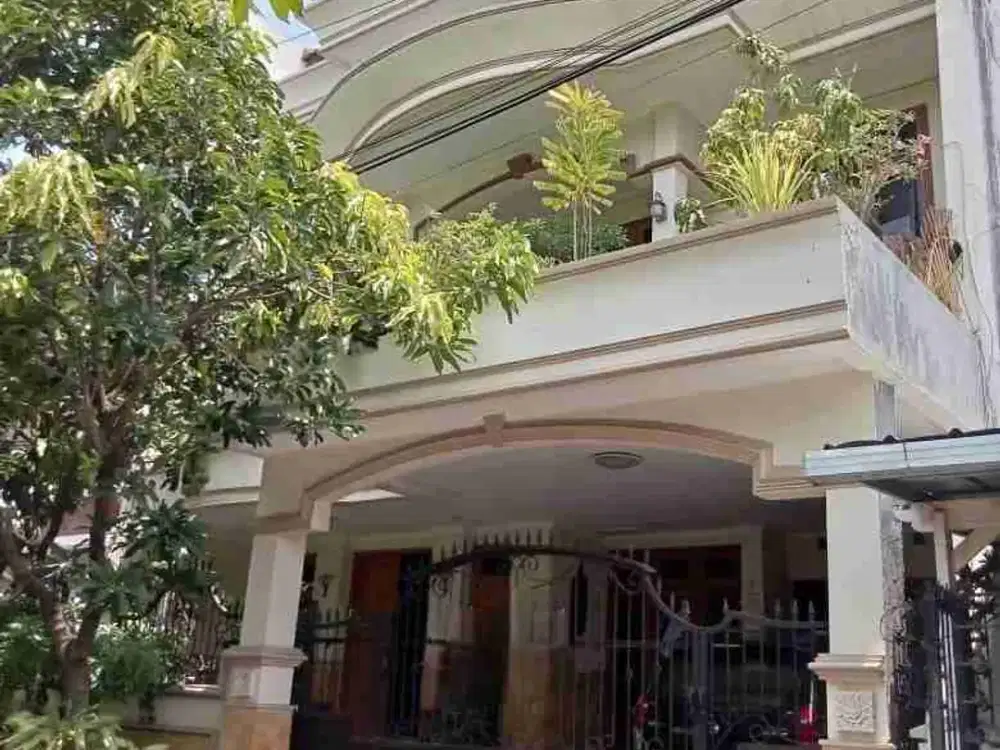 Dijual cepat rumah 2 lantai Siap Huni di Manyar Tirtoyoso Surabaya Timur ada Carport Garasi