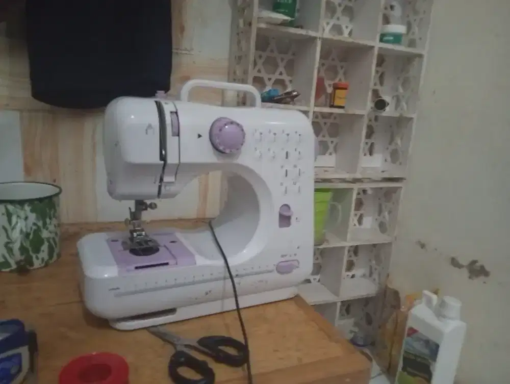 Mesin jahit kini portable