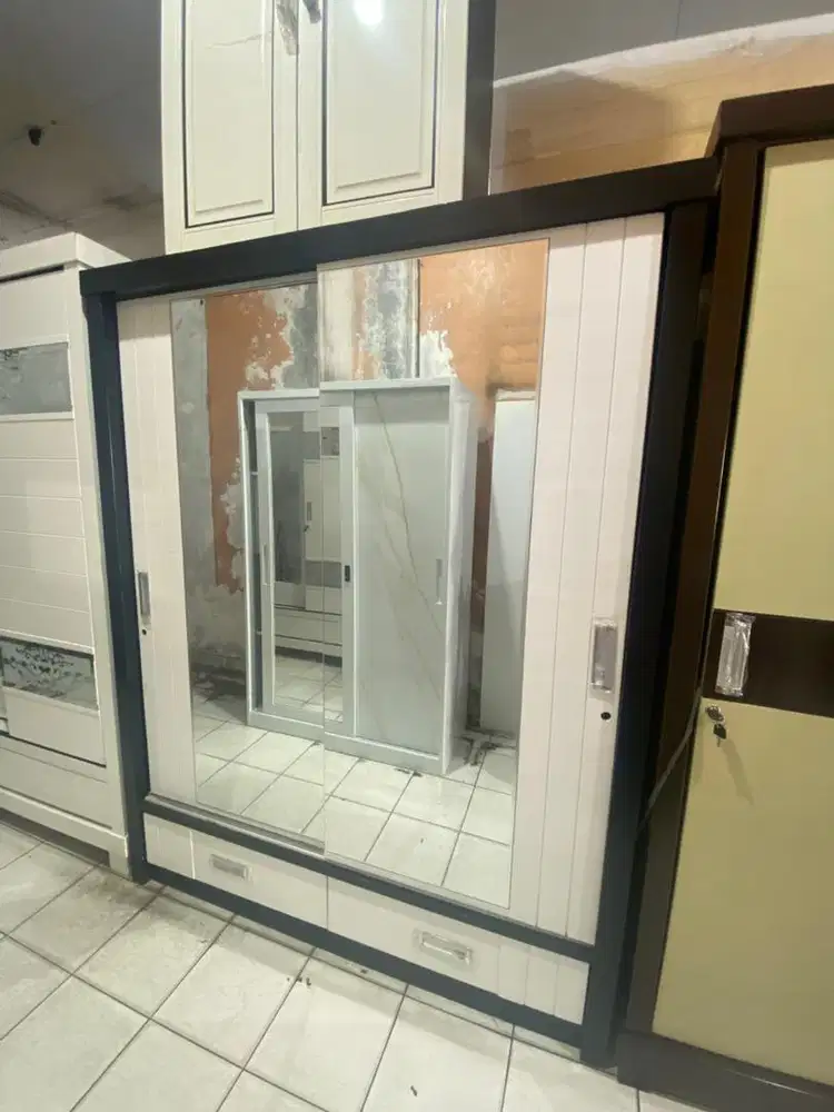 Lemari Pakaian Geser