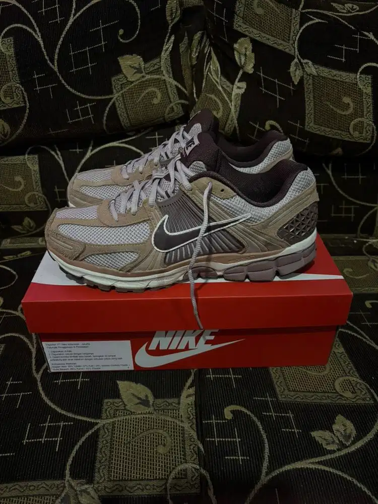(Preloved) - Sepatu Nike Vomero 5 - (Size 44,5)