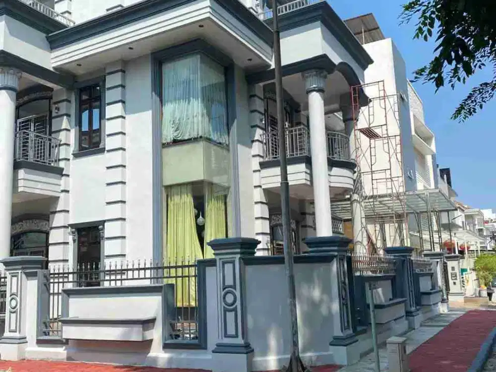 RUMAH MEWAH DAN ELITE POSISI HOOK LUAS 450M2 DI CEMARA ASRI MEDAN