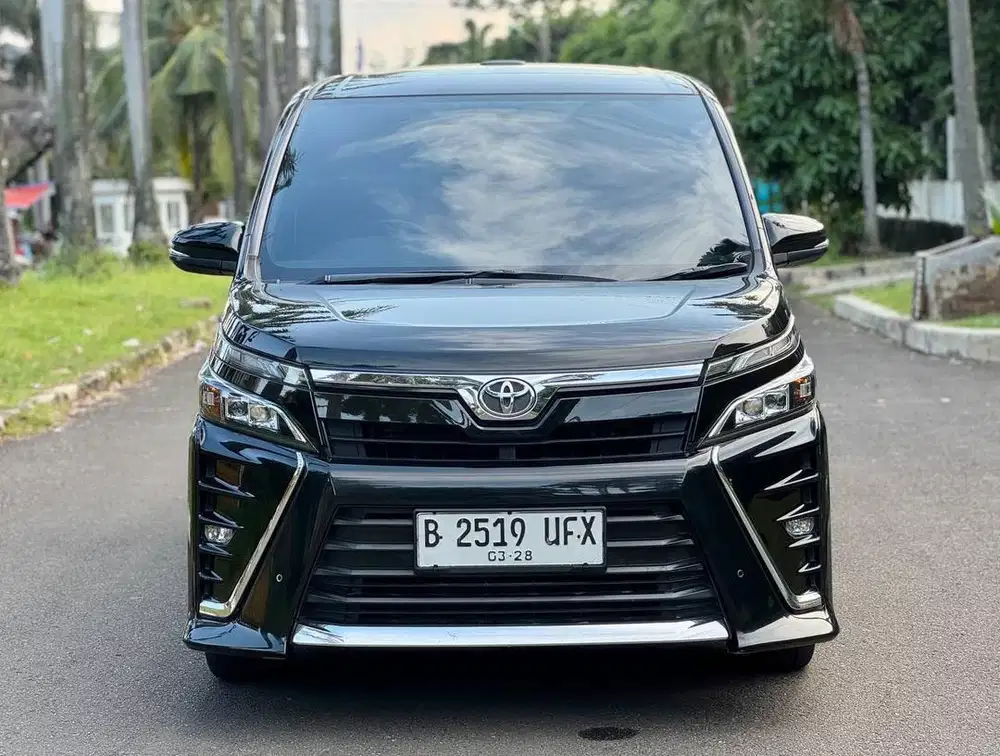 TOYOTA VOXY 2.0CC AT 2018 HITAM