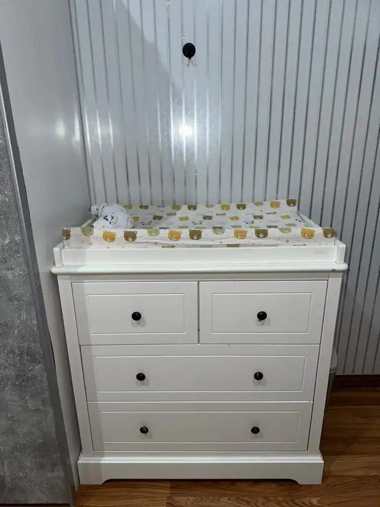 Lemari dan tempat ganti popok bayi (informa)