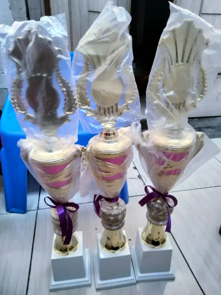 Piala plastik kondisi baru, masih mulus
