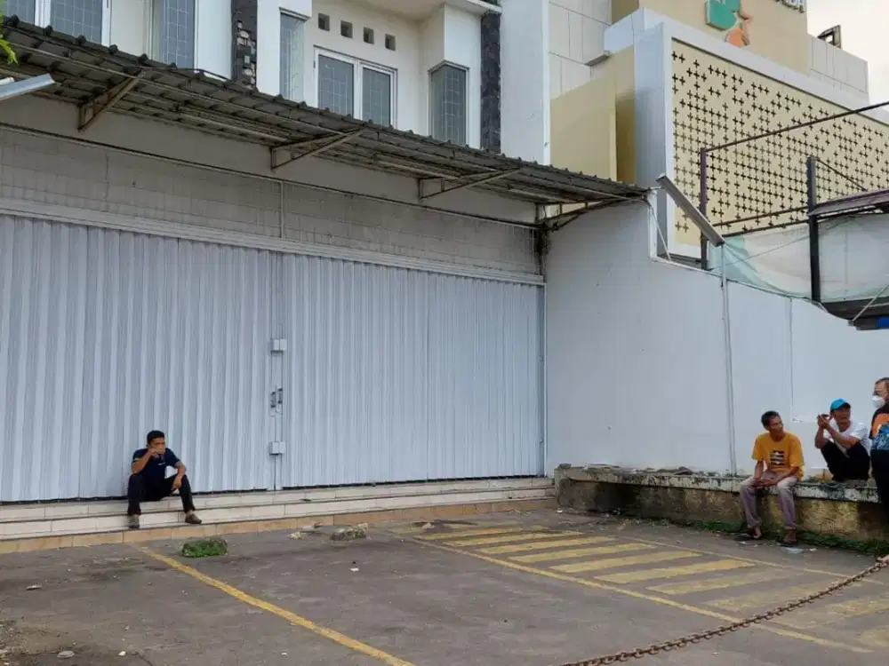 2unit ruko jadi 1 di pinggir jln raya komsen jatiasih ex alfamart LT.375m