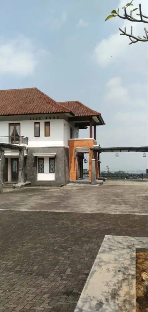 Hitung Tanah saja!  Rumah villa eksotis Dago Atas Dengan View Menawan