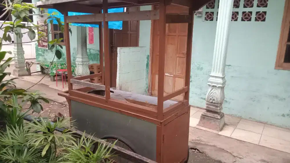 Gerobak dorong bekas cilok