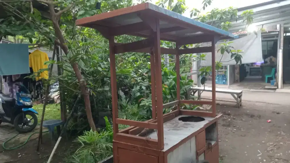 Gerobak dorong bekas cilok