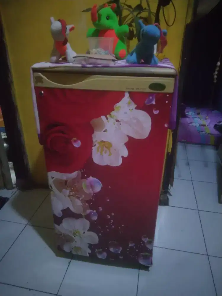 Kulkas 1 pintu merek Sanyo kondisi normal gda minus