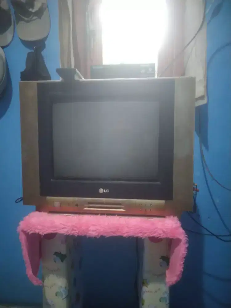 Tv 14in merek LG kondisi normal gambar bening siap nonton