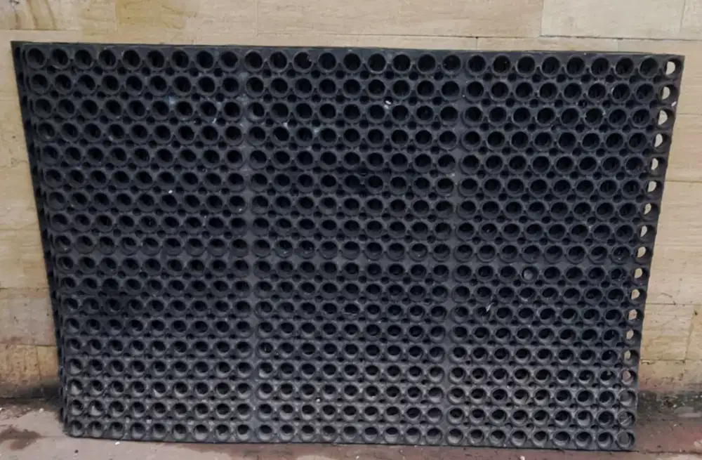 Karpet karet anti licin 90 x 60 cm