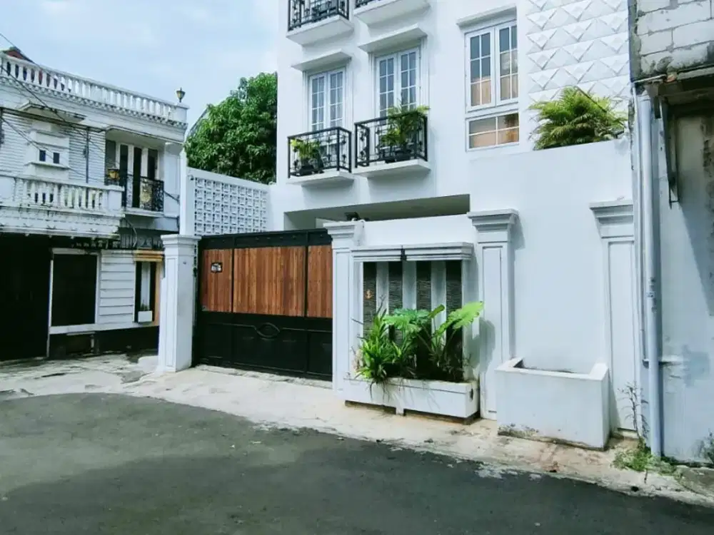 rumah 3 lantai + Rooftop di pejaten jakarta selatan